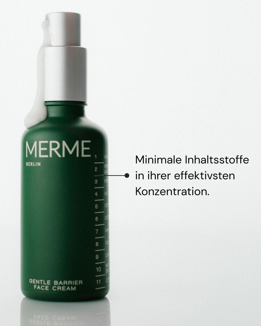 Eine grüne Pumpflasche MERME Berlin Gentle Barrier Face Cream. Deutscher Text: "Minimale Inhaltsstoffe in ihrer effektivsten Konzentration - für deine Hautbarriere und optimale Feuchtigkeit.