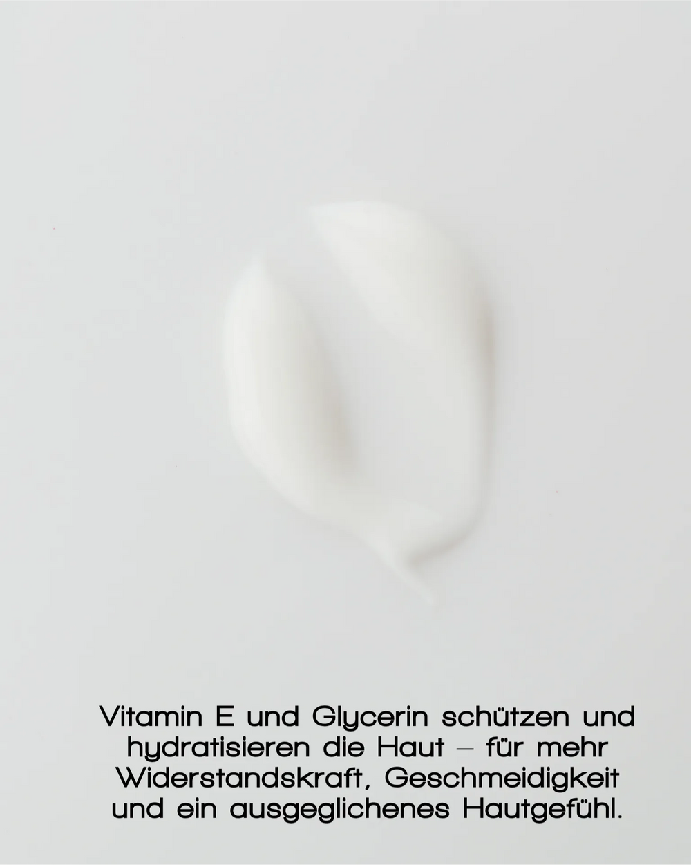 Ein Abstrich der GENTLE BARRIER FACE CREAM von MERME Berlin auf hellem Hintergrund, darunter ein deutscher Text, der erklärt, wie Vitamin E und Glycerin die Hautbarriere schützen und gleichzeitig Feuchtigkeit spenden, um die Haut elastisch, geschmeidig und ausgeglichen zu machen.