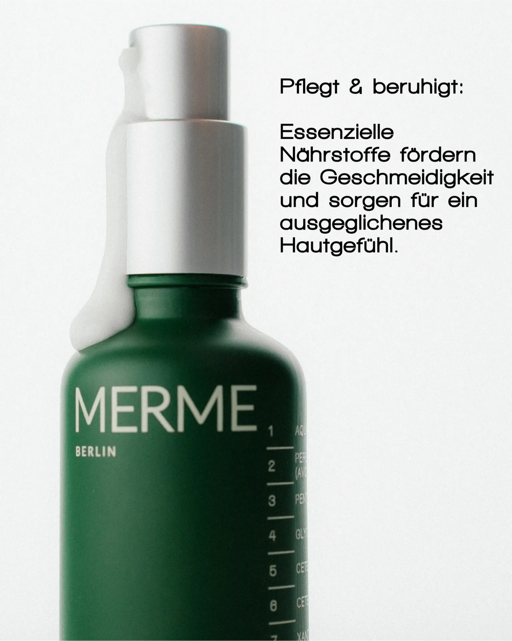 Eine grüne Flasche MERME Berlin GENTLE BARRIER FACE CREAM mit einer Pumpe. Der deutsche Text daneben beschreibt die nährende, beruhigende Formel, die die Hautfeuchtigkeit, eine starke Barriere und einen glatten, ausgeglichenen Teint unterstützt.