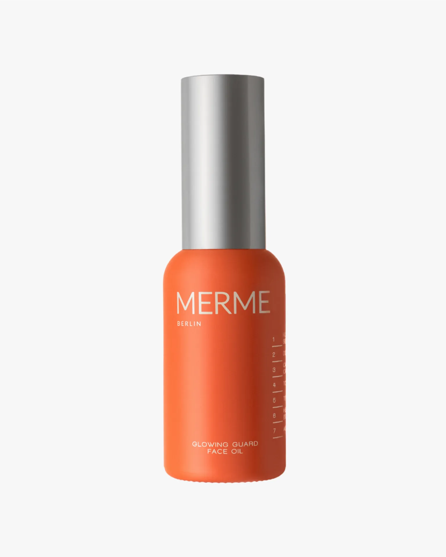 Eine Flasche MERME Berlin GLOWING GUARD FACE OIL mit orangefarbenem Korpus und silberner Kappe steht aufrecht auf weißem Grund, ideal zur Förderung der natürlichen Ausstrahlung und zur Unterstützung der Hautregeneration.