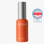 Eine orangefarbene Flasche MERME Berlin Glowing Guard Face Oil mit silbernem Verschluss steht neben einem runden blau-roten Siegel "Original dermatest sehr gut 2026" - der perfekte Begleiter für natürliche Ausstrahlung und Hautregeneration.
