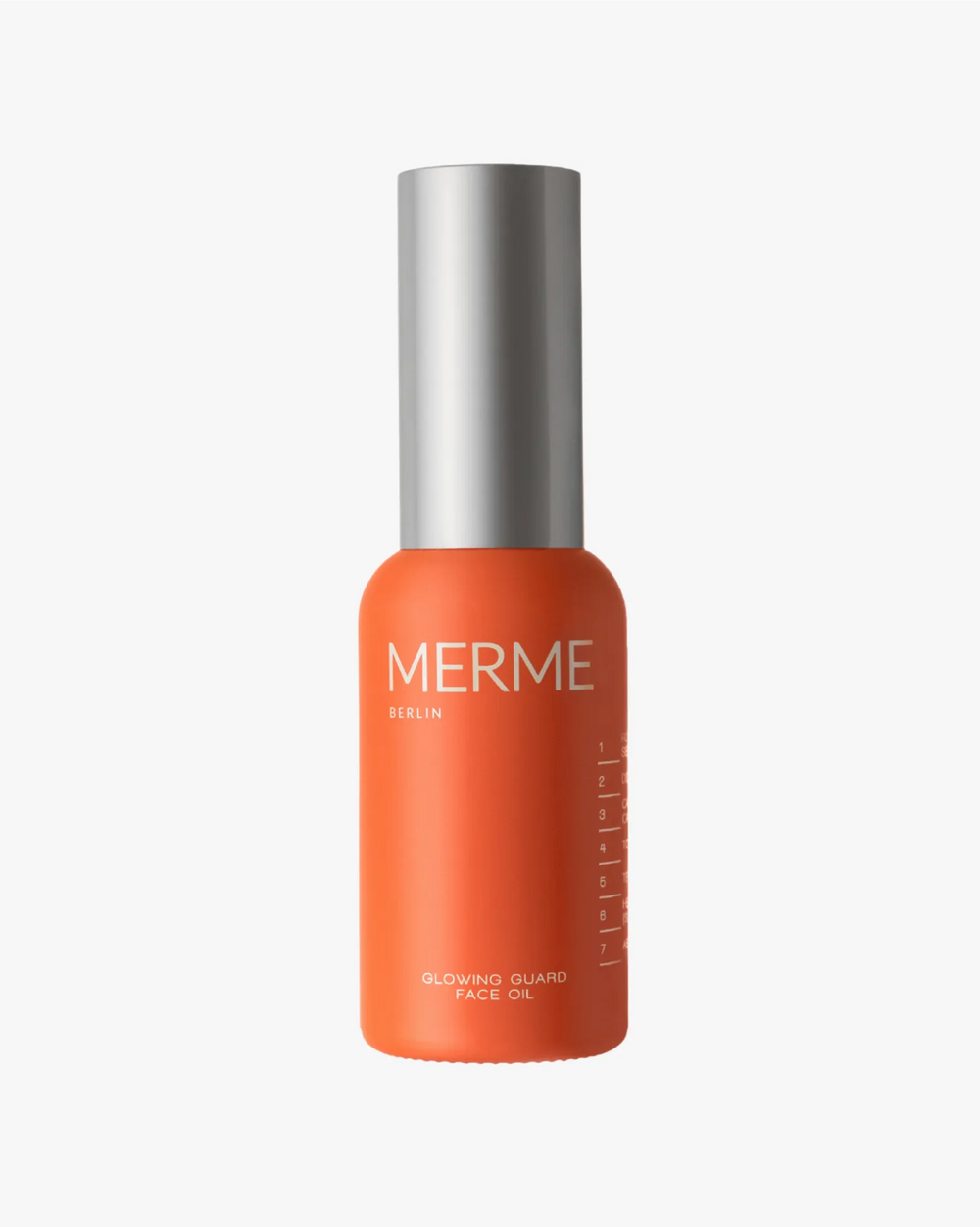 Eine Flasche MERME Berlin GLOWING GUARD FACE OIL mit orangefarbenem Korpus und silberner Kappe steht aufrecht auf weißem Grund, ideal zur Förderung der natürlichen Ausstrahlung und zur Unterstützung der Hautregeneration.