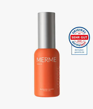 Eine orangefarbene Flasche MERME Berlin Glowing Guard Face Oil mit silbernem Verschluss steht neben einem runden blau-roten Siegel "Original dermatest sehr gut 2026" - der perfekte Begleiter für natürliche Ausstrahlung und Hautregeneration.