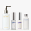 Vier minimalistische weiß-silberne Flakons aus dem "HYDRATE BY DAY, CLARIFY BY NIGHT"-Set von MERME Berlin - Gel-Reiniger, Feuchtigkeitsserum, Sprüh-/Tropfflasche und Feuchtigkeitscreme - sind nebeneinander angeordnet.