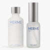Das MOISTURISING DUO von MERME Berlin beinhaltet den „Milky Drops Face Moisturiser“ zur Unterstützung der Hautbarriere und das „More Moisture Face Serum“ zur Feuchtigkeitsversorgung mit Hyaluronsäure. Beide Produkte kommen in Milchglasflaschen.