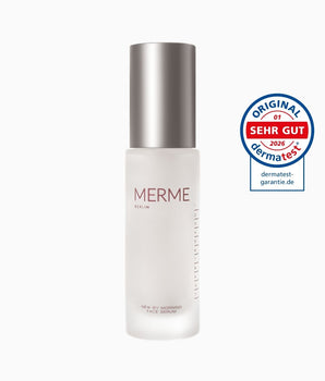 Ein Milchglasflakon von MERME Berlin New by Morning Retinal Face Serum mit einem metallischen Verschluss steht neben einer runden blau-roten Dermatest-Zertifizierungsplakette "SEHR GUT 2026".