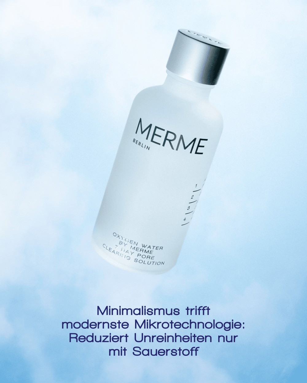 Eine weiße Flasche mit OXYGEN WATER BY MERME von MERME Berlin steht aufrecht auf einem hellblauen Farbverlauf. Darunter betont ein deutscher Text den Minimalismus und die Oxygen Microbubble Technology zur Reduzierung von Verunreinigungen durch Sauerstoff.