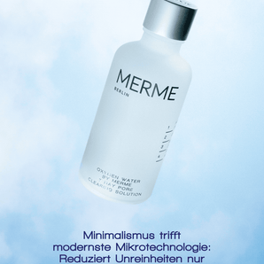 Eine weiße Flasche mit OXYGEN WATER BY MERME von MERME Berlin steht aufrecht auf einem hellblauen Farbverlauf. Darunter betont ein deutscher Text den Minimalismus und die Oxygen Microbubble Technology zur Reduzierung von Verunreinigungen durch Sauerstoff.