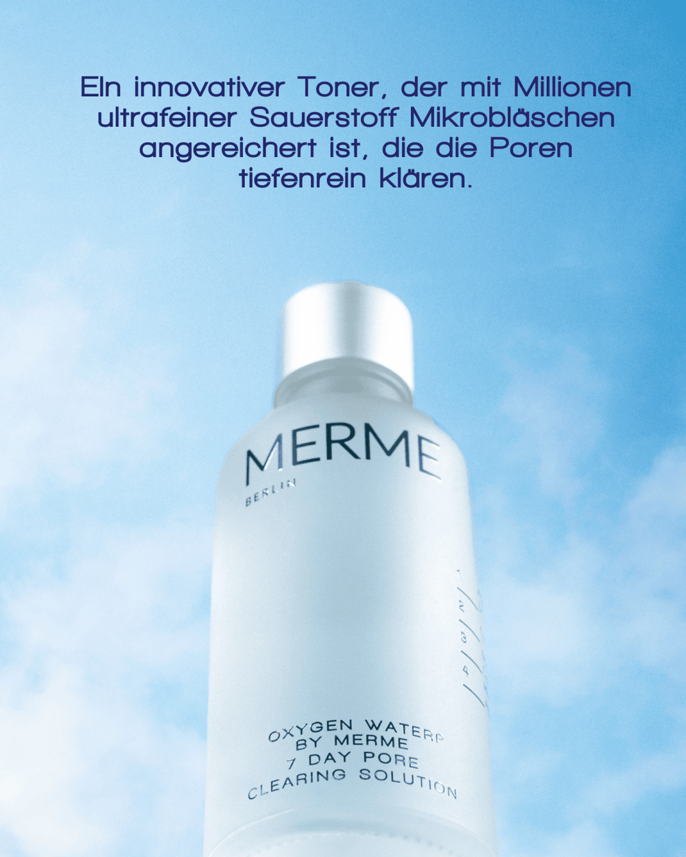 Eine gefrostete Flasche OXYGEN WATER BY MERME von MERME Berlin steht aufrecht vor einem blauen Hintergrund, darüber ein deutscher Text, der die innovative Sauerstoff-Microbubble-Technologie zur porentiefen Reinigung hervorhebt.