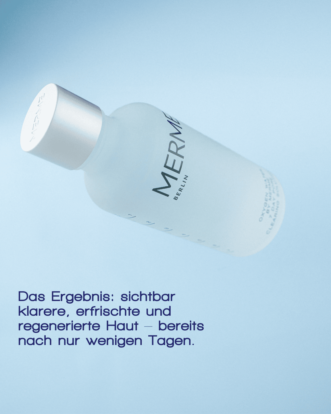 Eine gefrostete Flasche mit der Aufschrift "MERME Berlin" schwebt vor einem hellblauen Hintergrund. Der deutsche Text hebt OXYGEN WATER BY MERME mit Sauerstoff-Microbubble-Technologie für eine klarere, erfrischte Haut in nur wenigen Tagen hervor.