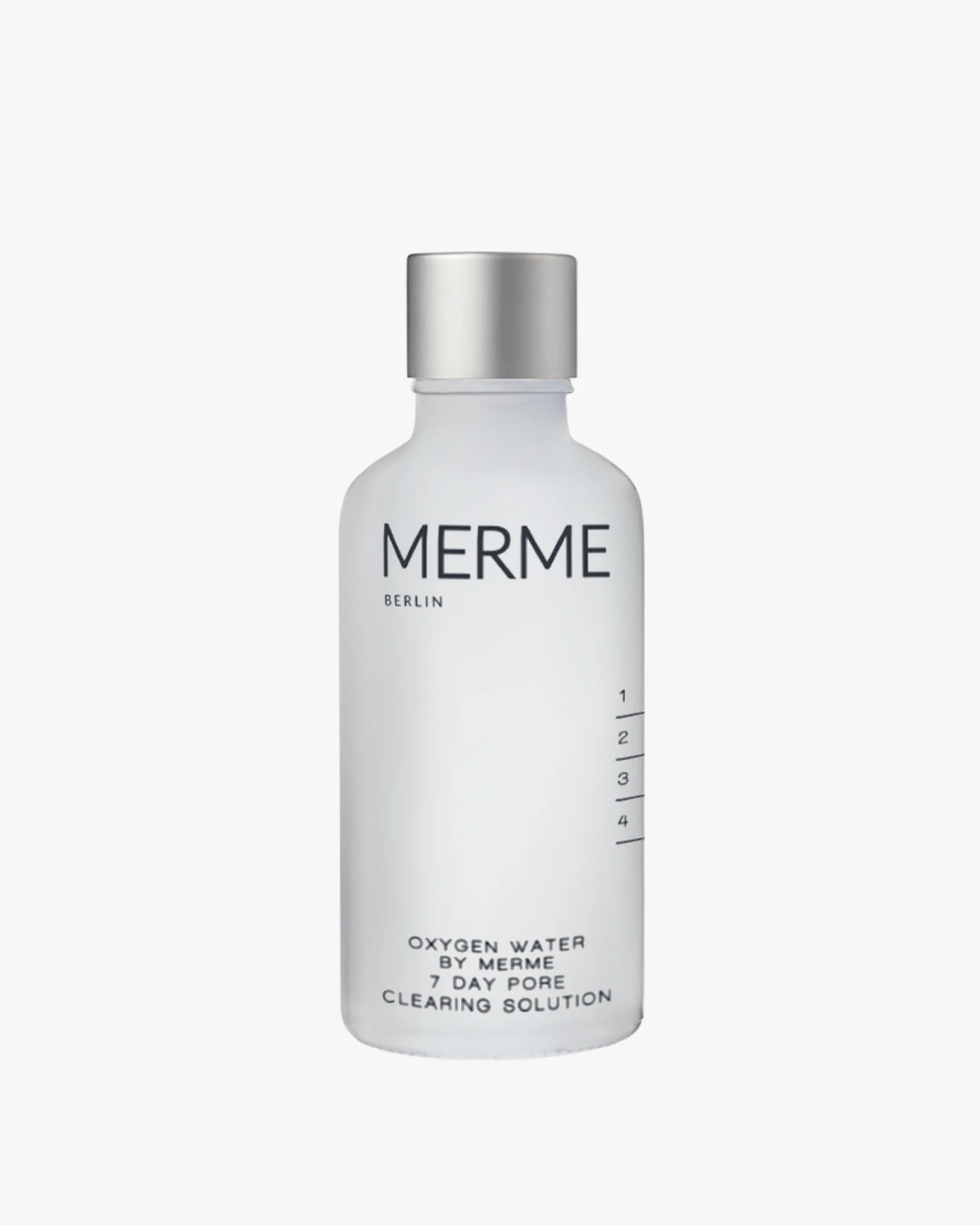 Eine klare, mattierte Flasche mit der Aufschrift "MERME Berlin" und einem silbernen Verschluss enthält OXYGEN WATER. Das minimalistische Design umfasst Messmarken und schwarzen Text auf einem weißen Etikett.