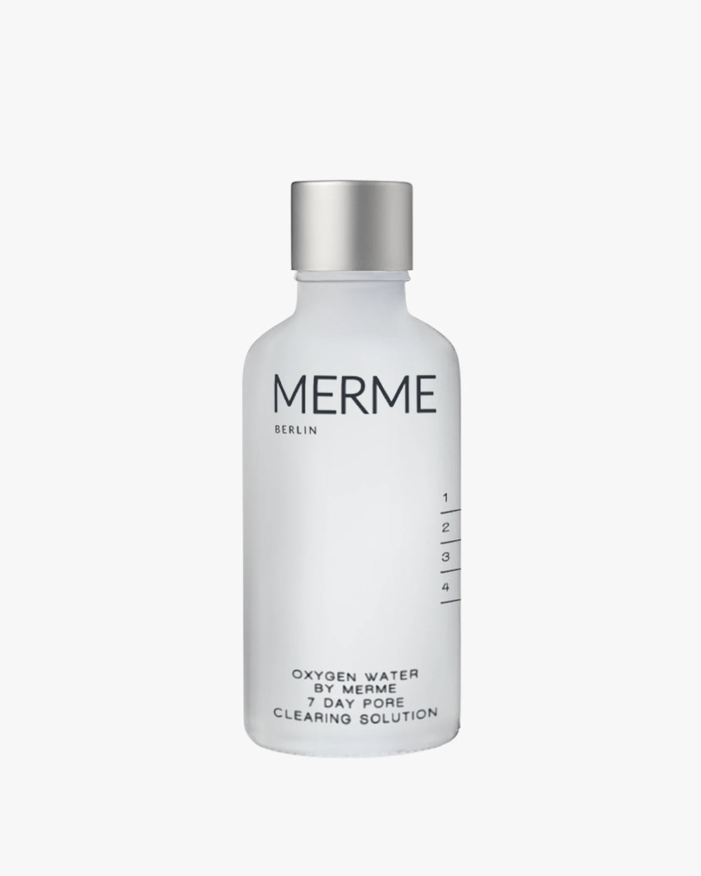 Eine klare, mattierte Flasche mit der Aufschrift "MERME Berlin" und einem silbernen Verschluss enthält OXYGEN WATER. Das minimalistische Design umfasst Messmarken und schwarzen Text auf einem weißen Etikett.