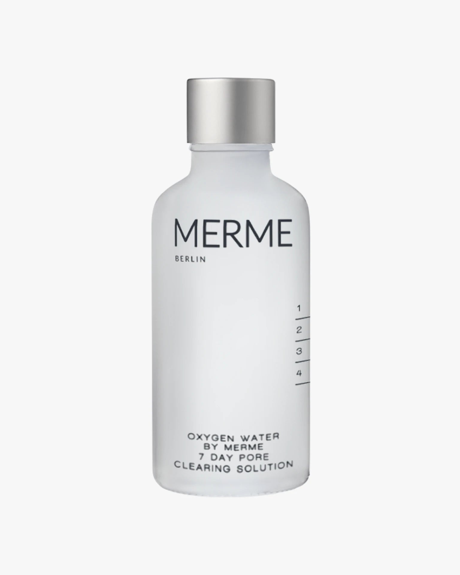 Ein mattierter Glasflakon mit schlichter schwarzer Schrift und silberner Kappe enthält OXYGEN WATER BY MERME von MERME Berlin mit Sauerstoff-Microbubble-Technologie für 7 Tage Porenreinigung in modernem, minimalistischem Design.