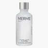Ein mattierter Glasflakon mit schlichter schwarzer Schrift und silberner Kappe enthält OXYGEN WATER BY MERME von MERME Berlin mit Sauerstoff-Microbubble-Technologie für 7 Tage Porenreinigung in modernem, minimalistischem Design.