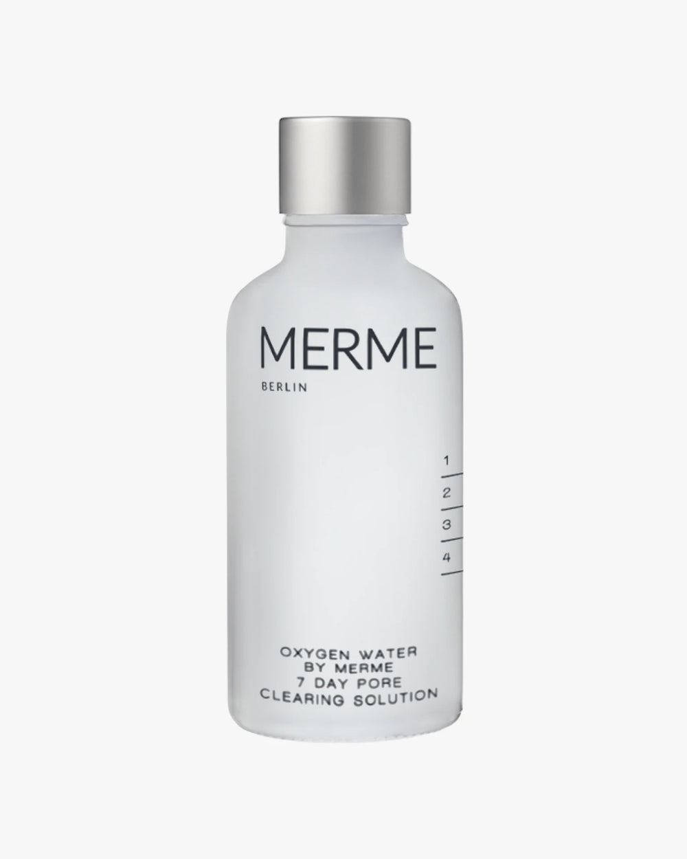 Ein mattierter Glasflakon mit schlichter schwarzer Schrift und silberner Kappe enthält OXYGEN WATER BY MERME von MERME Berlin mit Sauerstoff-Microbubble-Technologie für 7 Tage Porenreinigung in modernem, minimalistischem Design.