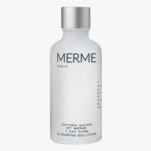 Eine Milchglasflasche mit silbernem Verschluss und der Aufschrift "MERME Berlin" ist mit dem Text "OXYGEN WATER" und den Messwerten 1 bis 4 an der Seite versehen und als 7-Tage-Porenreinigungsspray gekennzeichnet.