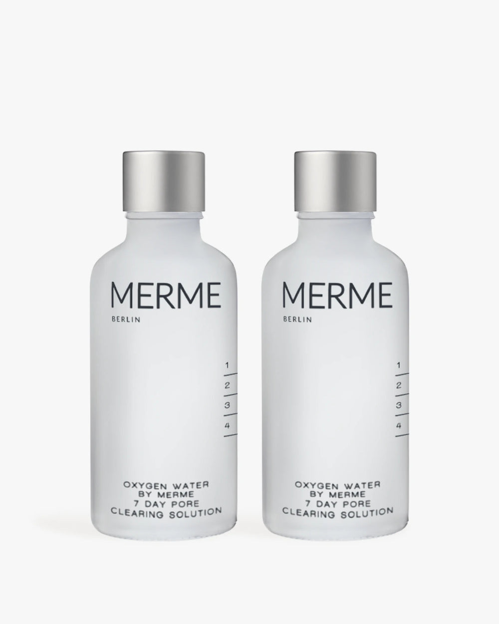 Zwei mattierte Flaschen mit der Aufschrift "MERME Berlin OXYGEN WATER PORE CLEARING SOLUTION - 2 WOCHEN" stehen nebeneinander und sind mit einem minimalistischen schwarzen Text versehen. Diese Sprays nutzen die Sauerstoff-Microbubble-Technologie für eine effektive Hautpflege.