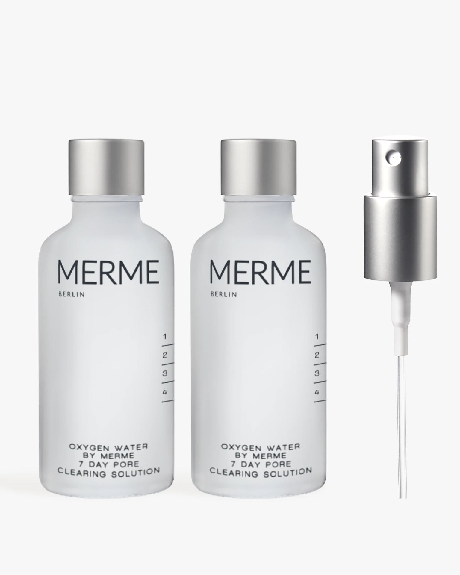 Zwei durchsichtige Flaschen mit der Aufschrift "OXYGEN WATER BY MERME 2-WOCHEN-SET" von MERME Berlin stehen nebeneinander und sind mit der fortschrittlichen Sauerstoff-Microbubble-Technologie für eine effektive Porenreinigung ausgestattet. Rechts daneben sitzt eine silberne Sprühdüse auf einem schlichten Hintergrund.