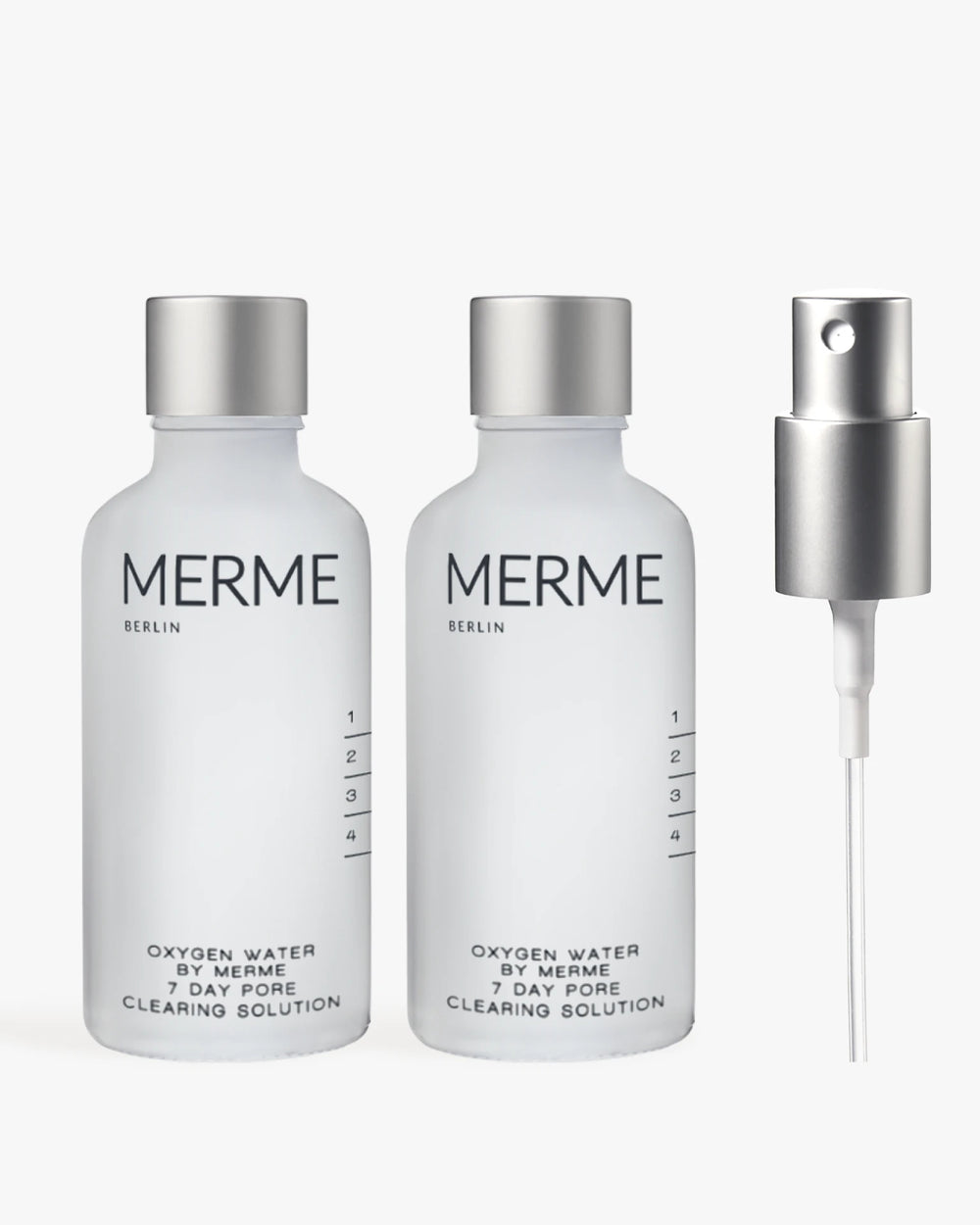 Zwei durchsichtige Flaschen mit der Aufschrift "OXYGEN WATER BY MERME 2-WOCHEN-SET" von MERME Berlin stehen nebeneinander und sind mit der fortschrittlichen Sauerstoff-Microbubble-Technologie für eine effektive Porenreinigung ausgestattet. Rechts daneben sitzt eine silberne Sprühdüse auf einem schlichten Hintergrund.