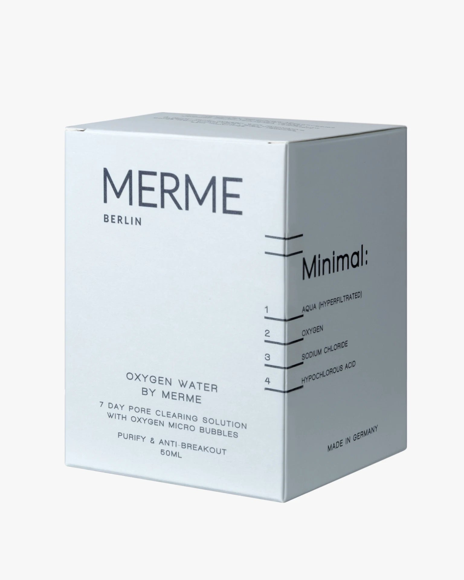 Eine weiße Schachtel mit der Aufschrift "MERME Berlin OXYGEN WATER 4-WOCHEN-SET" und minimaler schwarzer Schrift listet Inhaltsstoffe und Eigenschaften auf. Dieses in Deutschland hergestellte 50-ml-Set ist eine 4-wöchige porenreinigende Hautlösung.