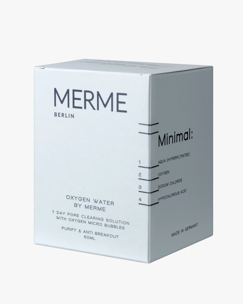 Eine weiße Schachtel mit der Aufschrift "MERME Berlin OXYGEN WATER 4-WOCHEN-SET" und minimaler schwarzer Schrift listet Inhaltsstoffe und Eigenschaften auf. Dieses in Deutschland hergestellte 50-ml-Set ist eine 4-wöchige porenreinigende Hautlösung.
