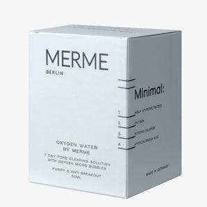 Eine weiße Schachtel mit der Aufschrift "MERME Berlin OXYGEN WATER 4-WOCHEN-SET" und minimaler schwarzer Schrift listet Inhaltsstoffe und Eigenschaften auf. Dieses in Deutschland hergestellte 50-ml-Set ist eine 4-wöchige porenreinigende Hautlösung.