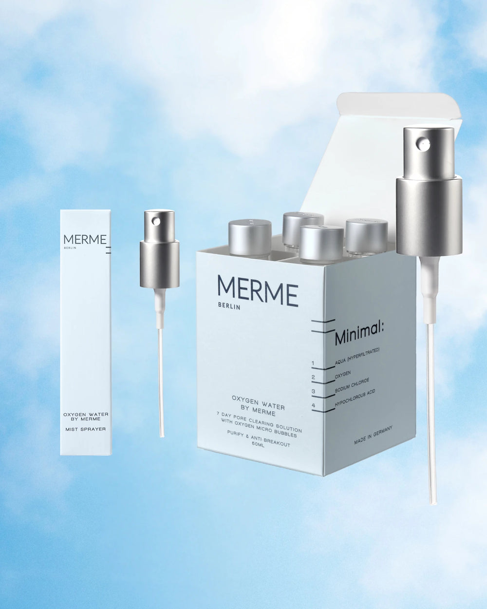 Ein Produktfoto des OXYGEN WATER BY MERME 4-WOCHEN-SET von MERME Berlin zeigt ein Boxset mit mehreren Flaschen und einem Zerstäuber, das die Sauerstoff-Microbubble-Technologie vor einem sanften blauen Himmel mit Wolken hervorhebt.