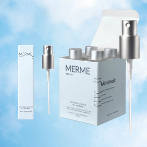 Ein Produktfoto des OXYGEN WATER BY MERME 4-WOCHEN-SET von MERME Berlin zeigt ein Boxset mit mehreren Flaschen und einem Zerstäuber, das die Sauerstoff-Microbubble-Technologie vor einem sanften blauen Himmel mit Wolken hervorhebt.