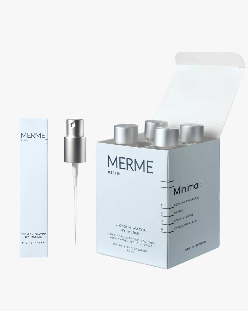 Das MERME Berlin OXYGEN WATER PORE CLEARING SOLUTION - 4 Weeks Set verfügt über die Sauerstoff-Microbubble-Technologie zur Porenreinigung und enthält vier Flaschen plus einen Zerstäuber, alles in einer schlichten, minimalistischen Box mit Produktdetails.