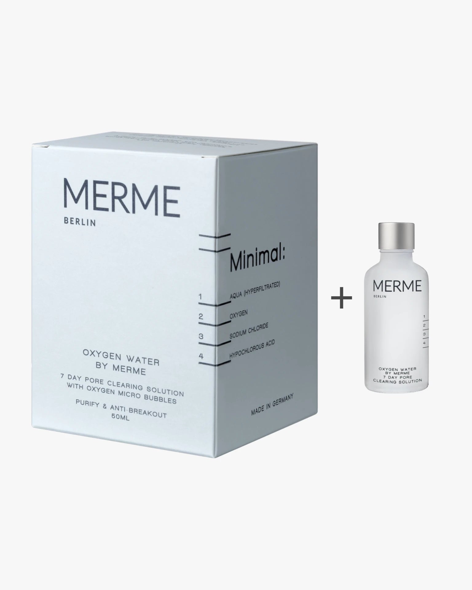 Eine weiße Schachtel mit der Aufschrift "MERME Berlin Oxygen Water Pore Clearing Solution - 4 Wochen" steht neben einer durchsichtigen Flasche mit weißem Verschluss, beide mit minimalistischem Design und schwarzem Text, der dieses 4-Wochen-Porenreinigungsspray hervorhebt.