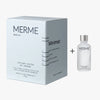 Eine weiße Schachtel mit der Aufschrift "MERME Berlin Oxygen Water Pore Clearing Solution - 4 Wochen" steht neben einer durchsichtigen Flasche mit weißem Verschluss, beide mit minimalistischem Design und schwarzem Text, der dieses 4-Wochen-Porenreinigungsspray hervorhebt.