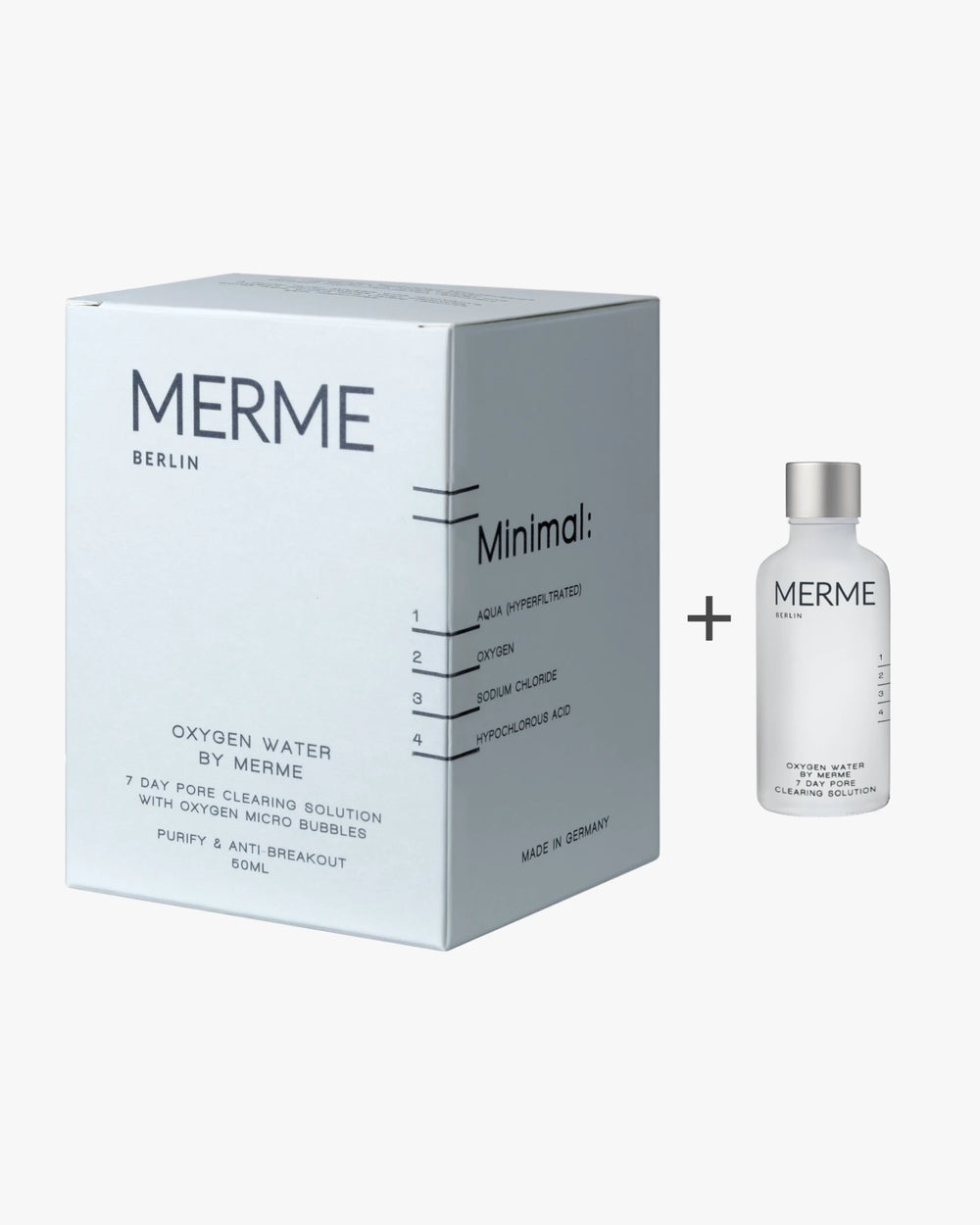 Eine weiße Schachtel mit der Aufschrift "MERME Berlin Oxygen Water Pore Clearing Solution - 4 Wochen" steht neben einer durchsichtigen Flasche mit weißem Verschluss, beide mit minimalistischem Design und schwarzem Text, der dieses 4-Wochen-Porenreinigungsspray hervorhebt.