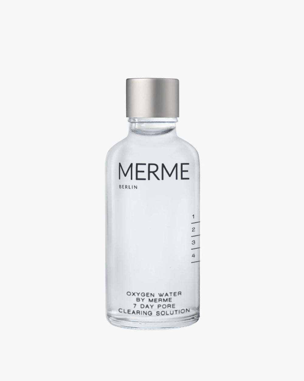Eine Klarglasflasche mit einer silbernen Kappe und der Aufschrift "MERME Berlin" enthält eine Sauerstoffwasserprobe, eine transparente Flüssigkeit mit Messmarkierungen an der Seite. Auf dem Etikett steht "Oxygen Water Sample by MERME Berlin".