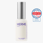 Eine weiße Flasche MERME Berlin Pore & Line Refine Serum mit silbernem Verschluss steht neben einem runden blau-roten Siegel "Original dermatest sehr gut 2026". Ideal zur Verfeinerung des Hautbildes.