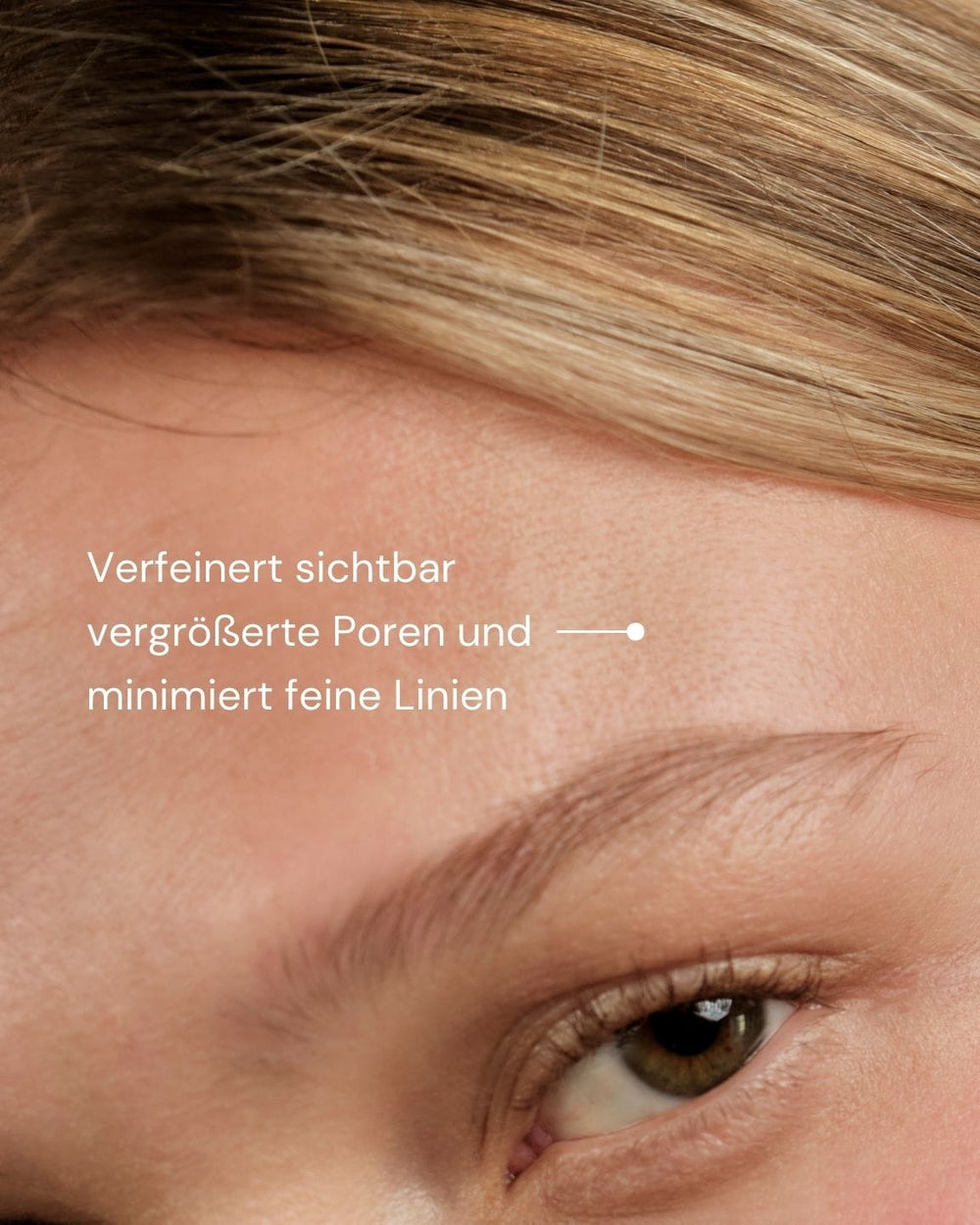 Nahaufnahme der glatten Stirn und Augenbraue einer Person. Der deutsche Overlay-Text hebt das PORE & LINE REFINE FACE SERUM von MERME Berlin hervor: "Verfeinert sichtbar vergrößerte Poren und minimiert feine Linien".