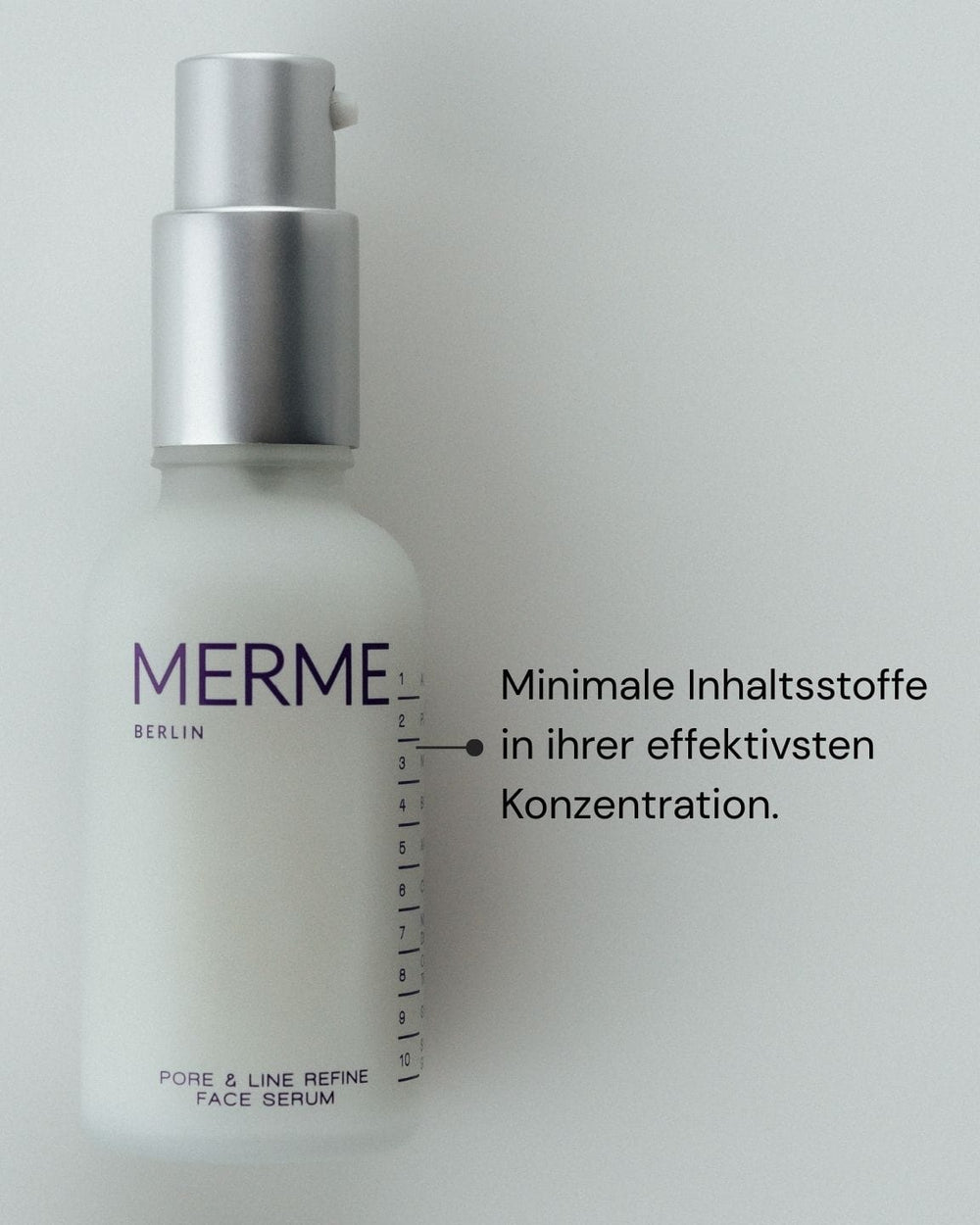 Ein schlichter weißer Flakon von MERME Berlin PORE & LINE REFINE FACE SERUM mit einer silbernen Pumpe. Daneben steht auf Deutsch: "Minimale Inhaltsstoffe in ihrer effektivsten Konzentration." Für sichtbar verfeinerte Haut, dank Niacinamid.