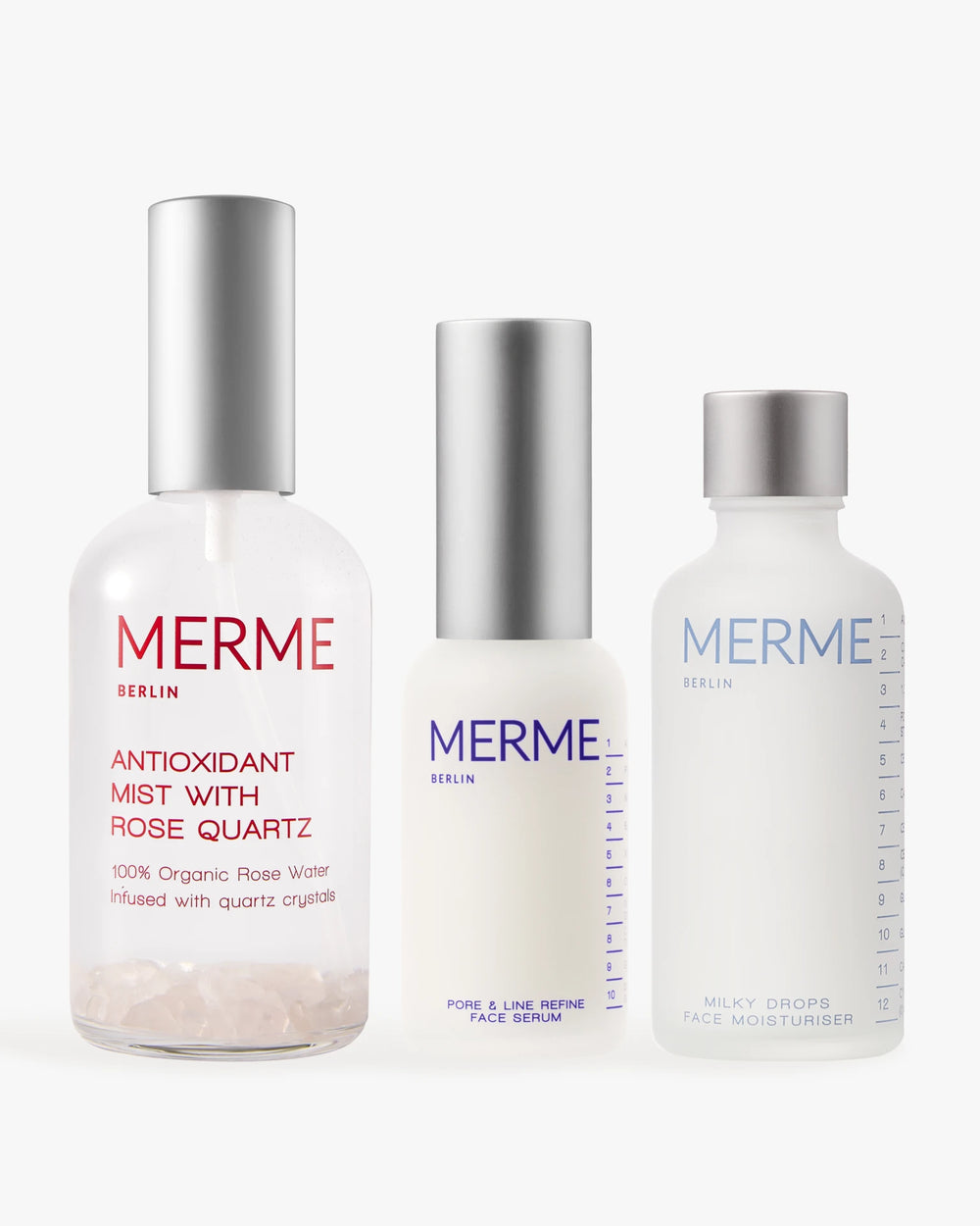 Das PRIME. REFINE. SEAL.-Set von MERME Berlin enthält drei minimalistische Hautpflegeflaschen, jeweils mit silbernen und weißen Verschlüssen, darunter Antioxidant Mist mit Rosenwasser und Rosenquarz, Pore & Line Refine Serum mit Niacinamid und Milky Drops Moisturiser.