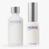 Das MERME Berlin REFINE & REBUILD DUO umfasst die Gesichtsfeuchtigkeitscreme Milky Drops und das Pore & Line Refine Gesichtsserum mit Niacinamid, beide in eleganten, minimalistischen Flaschen.