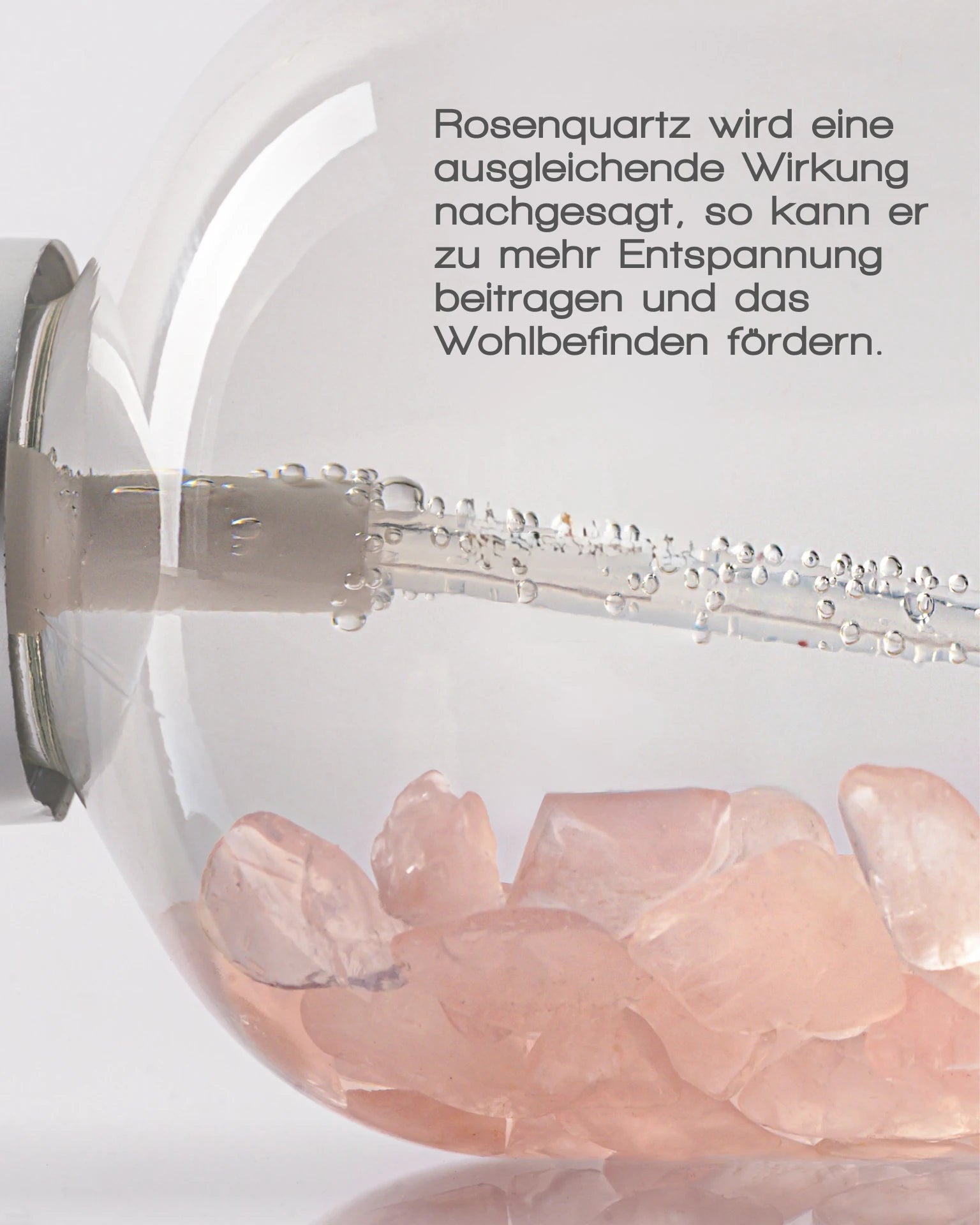 Das ANTIOXIDANT MIST WITH ROSE QUARTZ von MERME Berlin besteht aus rosa Rosenquarzsteinen in perlendem Wasser. Der deutsche Text betont die ausgleichende Wirkung von Rosenquarz, die Entspannung und Wohlbefinden fördert – perfekt als Gesichtsspray oder Rosenwasser.