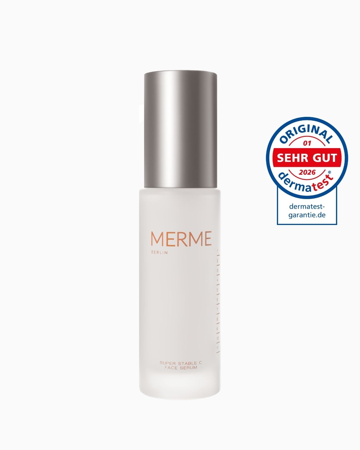 Ein Milchglasflakon von MERME Berlin Super Stable C Face Serum mit einer Metallkappe steht neben einem kreisförmigen Dermatest "Sehr Gut" Qualitätssiegel 2026.