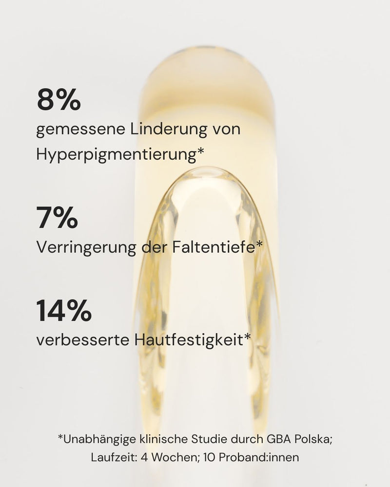 Ein transparenter Tropfer mit blassgelbem Super Stable C Face Serum von MERME Berlin ist vertikal auf hellem Hintergrund abgebildet, daneben ein deutscher Text mit Statistiken zu klinischen Studien über die prozentuale Verbesserung der Haut.