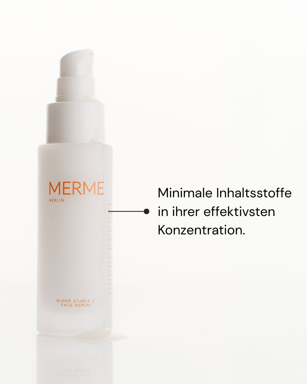 Eine weiße MERME Berlin Super Stable C Face Serum Flasche mit Pumpspender. Text: "Minimale Inhaltsstoffe in ihrer effektivsten Konzentration.