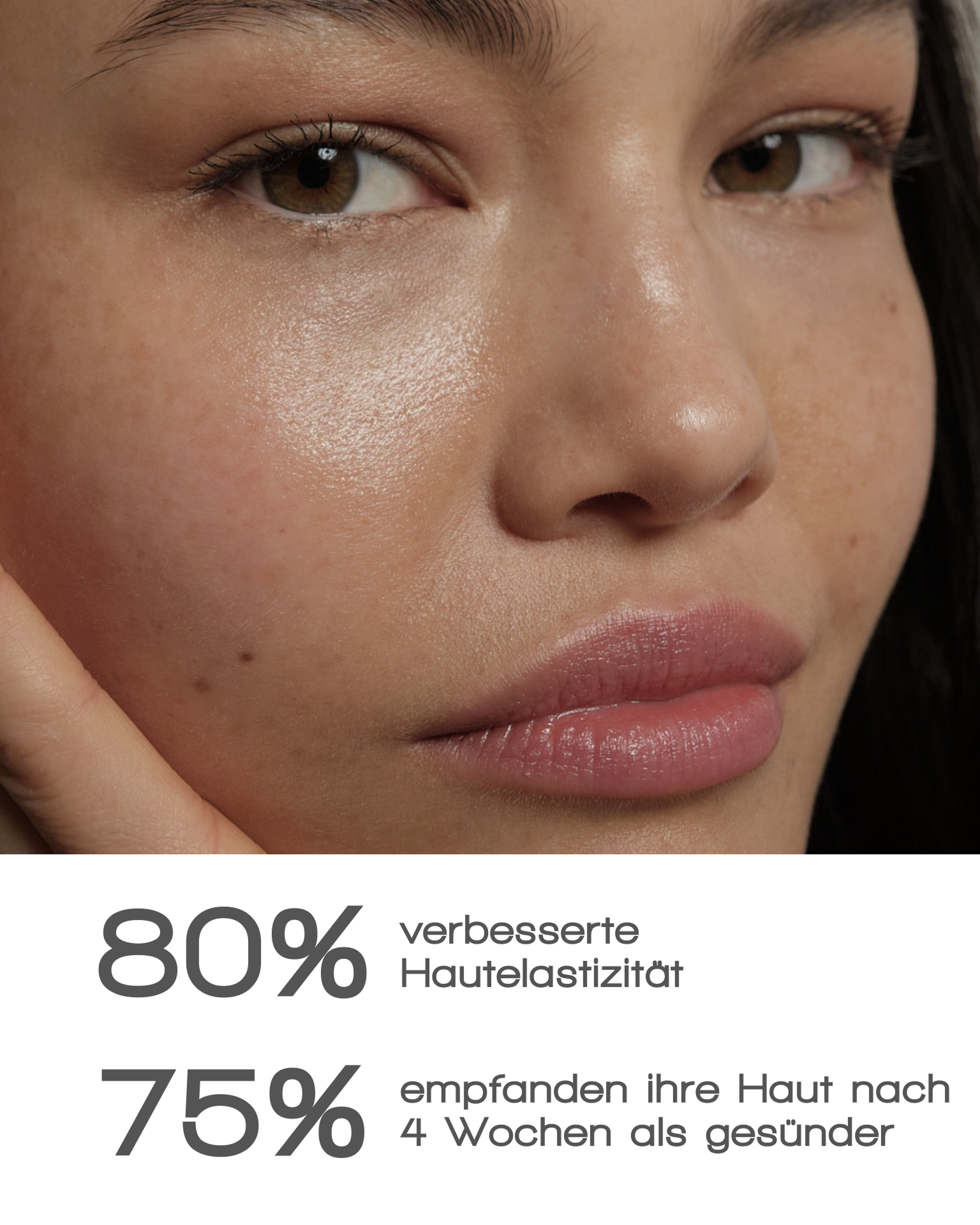 Nahaufnahme eines Gesichts mit glatterer Haut. Text: „80% verbesserte Hautelastizität dank Hyaluronsäuren“ und „75% fühlt sich nach 4 Wochen gesünder*“ – basierend auf Studie zum TEXTURE & HYDRATION DUO von MERME Berlin.