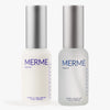 Zwei mattierte MERME Berlin-Flaschen aus dem TEXTURE & HYDRATION DUO stehen nebeneinander mit silbernen Verschlüssen und minimalistischem blauen Text: „Pore & Line Refine Face Serum“ (Niacinamid) links, „More Moisture Face Serum“ (Hyaluronsäure) rechts.